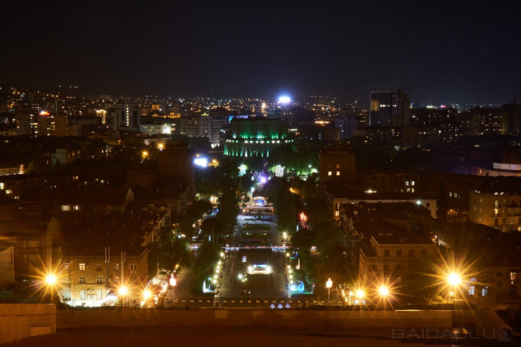 Blick auf Jerewan bei Nacht