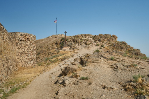 Hügel mit Flagge beim Kloster Chor Virap