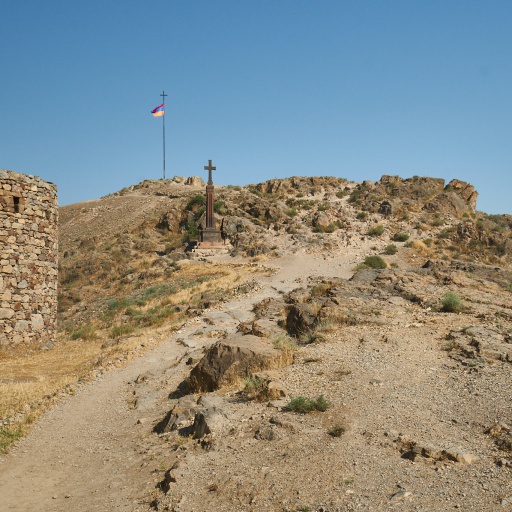 Hügel mit Flagge beim Kloster Chor Virap
