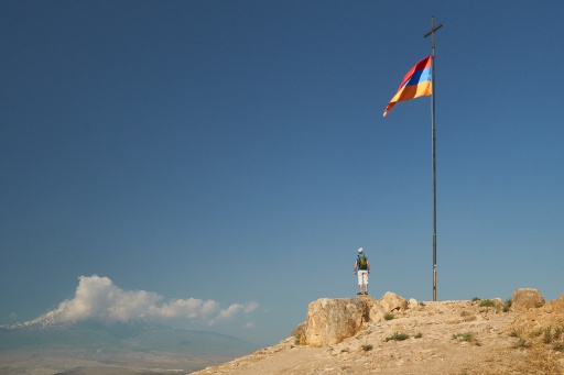 Hügel mit Flagge vor dem Berg Ararat