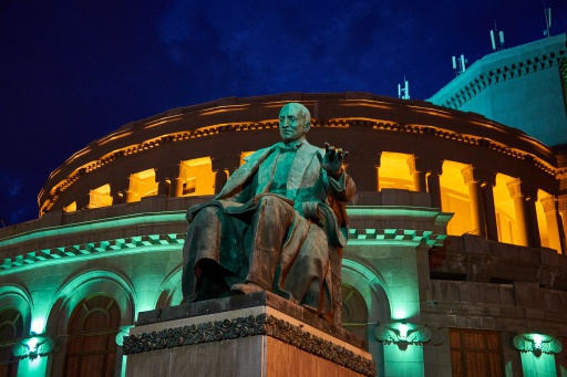 Jerewan Opernhaus bei Nacht