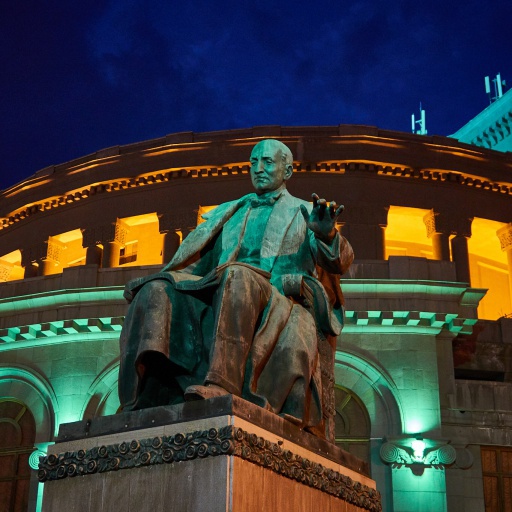 Jerewan Opernhaus bei Nacht